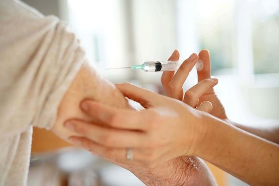 Une personne âgée reçoit un vaccin