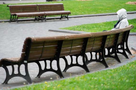Une personne seule sur un banc de parc