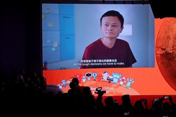 Des images du PDG d'Alibaba, Jack Ma, sur écran géant