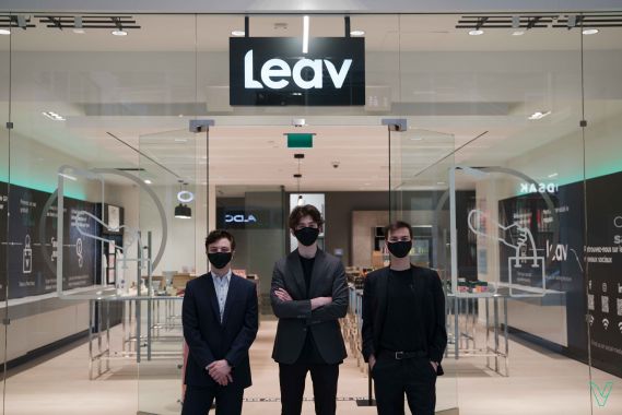 Charles-Étienne Simard, Evgeny Grachev et Olivier Roy, les cofondateurs de Leav, sont photographiés devant leur boutique éphémère au Centre Eaton.