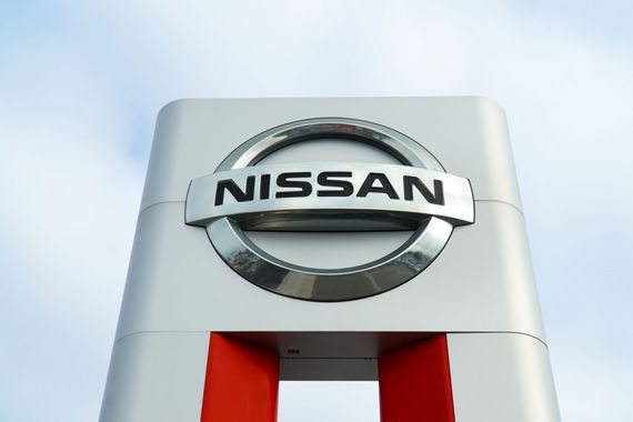 Le logo de Nissan sur un panneau routier