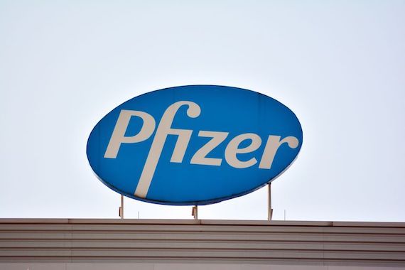 Le logo de Pfizer sur un panneau