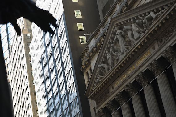 Une vue extérieure de Wall Street, à New York