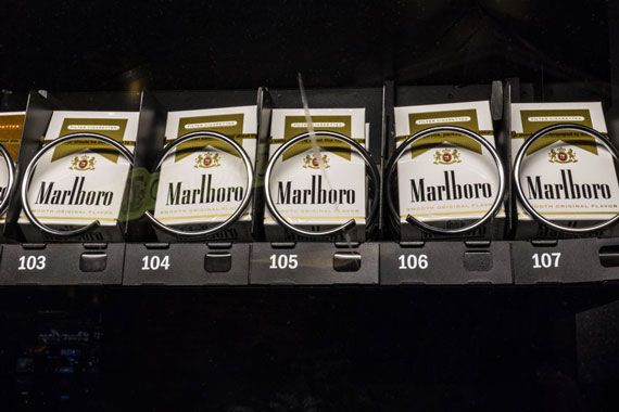 Des paquets de cigarettes de la marque Marlboro dans une machine distributrice