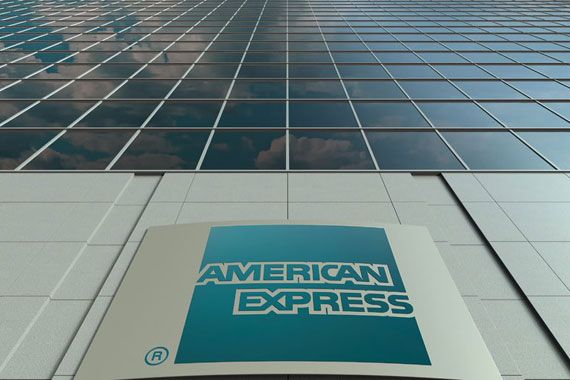 Un logo d'American Express sur la façade d'une tour à bureaux.