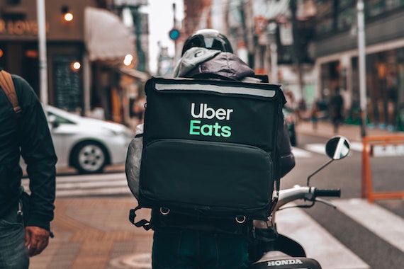 Un livreur de Uber Eats