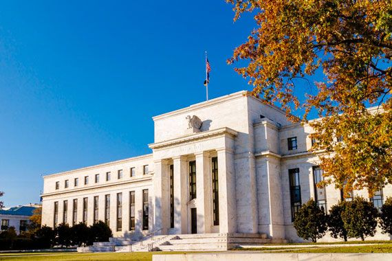 Le bâtiment blanc en pierre de la Fed