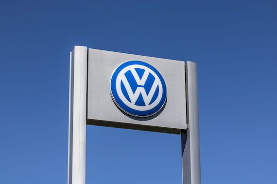 Le logo de Volkswagen sur un panneau d'affichage