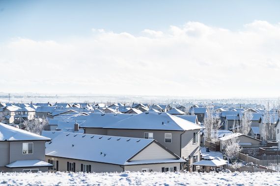 Un quartier résidentiel sous la neige en hiver