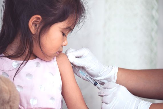 Une fille qui reçoit un vaccin