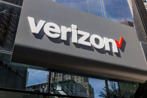Le logo de Verizon sur la devanture d'un immeuble.