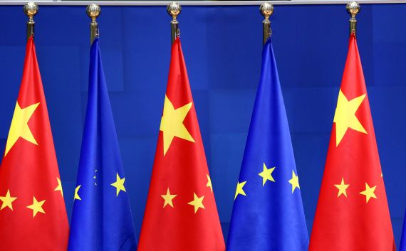 Des drapeaux de la Chine et de l'Union européenne