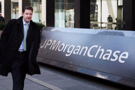 Un homme qui passe devant le logo de JP Morgan Chase