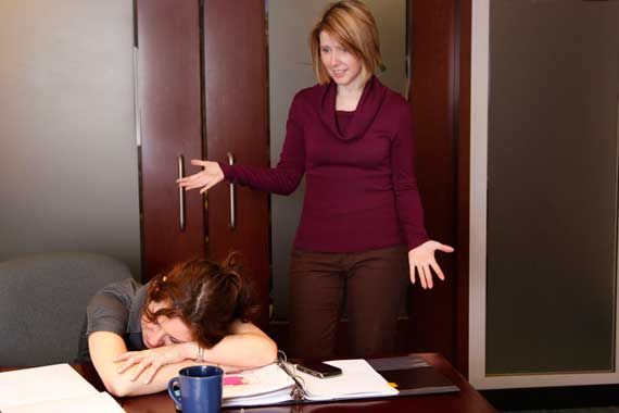 Une employée qui dort sour les yeux de sa patronne.
