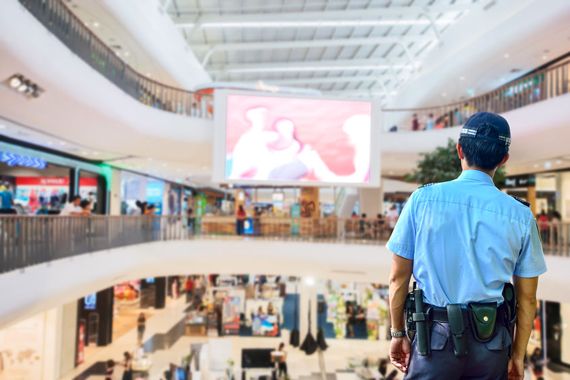 Un agent de sécurité observe un centre commercial.