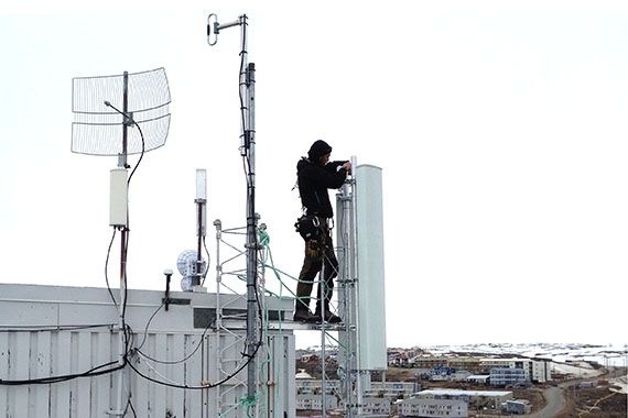 Technicien sur une antenne Iristel Ice Wireless