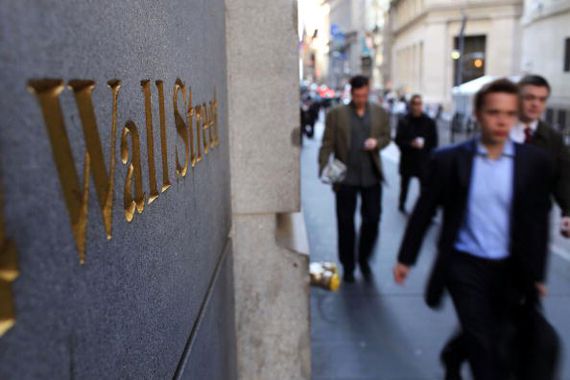 La devanture de Wall Street et des piétons qui marchent devant