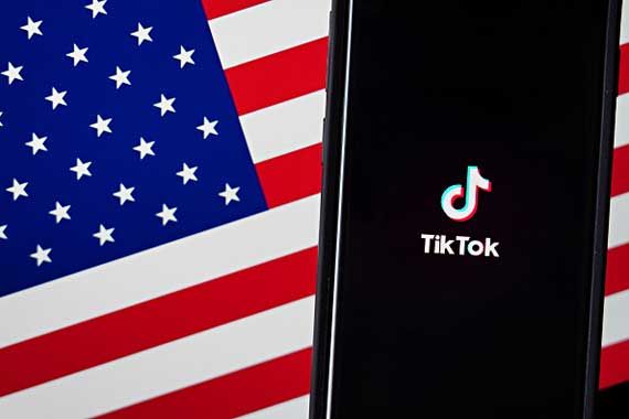 L'application TikTok et un drapeau américain.
