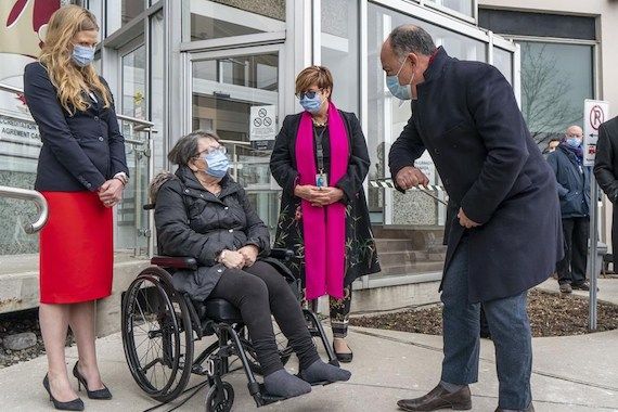 Le ministre québécois de la Santé, Christian Dubé, rencontrant l'une des premières personnes à se faire vacciner contre la COVID-19 en décembre
