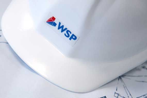 Un casque de construction orné du logo de WSP.