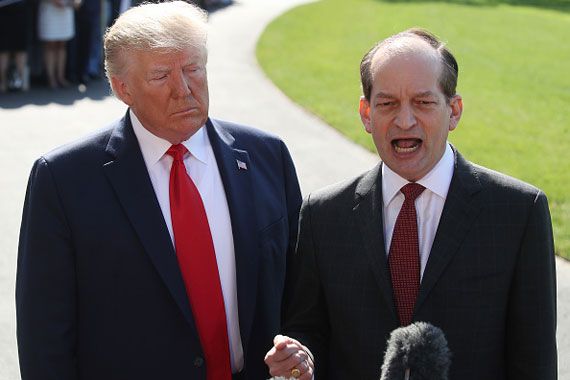 Alexander Acosta (à droite), aux côtés du président américain Donald Trump.
