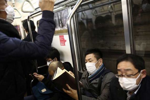 Des gens portant des masques dans le transport en commun.