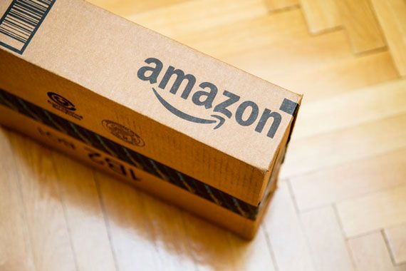 Le logo d'Amazon sur une boîte de carton