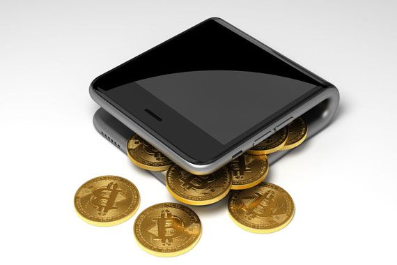Un téléphone en forme de portefeuille dans lequel il y a des jetons de bitcoin