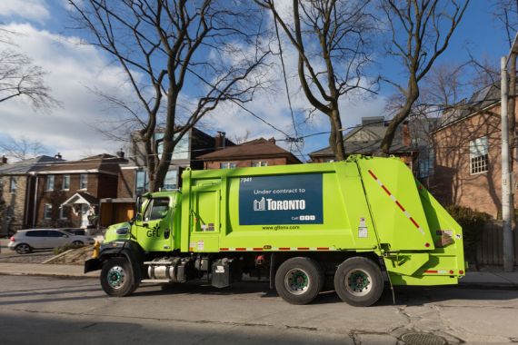 Un camion à ordures GFL dans une rue de Toronto pendant la journée