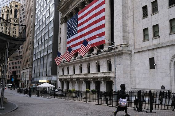 Une vue extérieure de Wall Street, à New York.