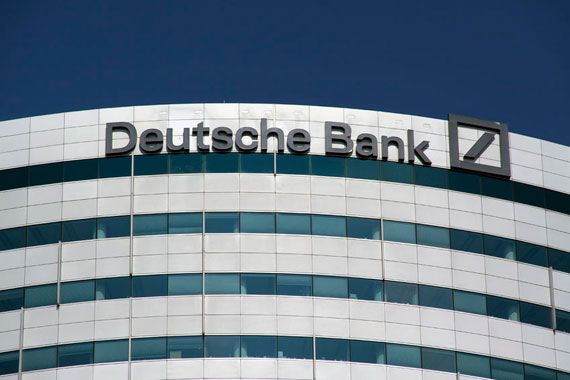 Le logo de la Deutsche Bank sur un édifice.