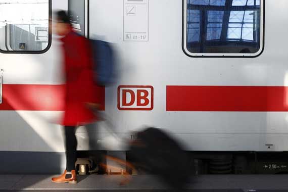 Un passant devant un train de Deutsche Bahn.