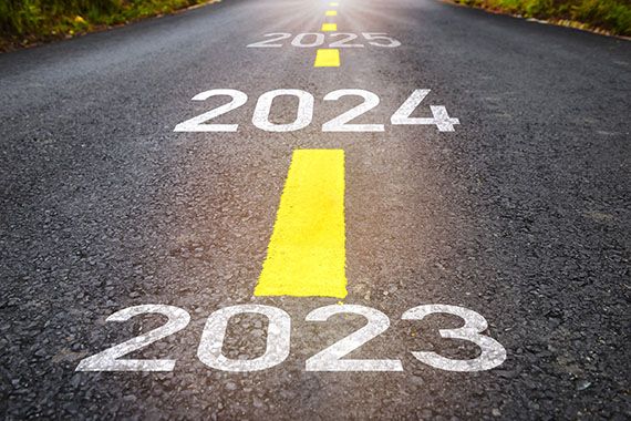 Une route avec les années 2023, 2024 et 2025