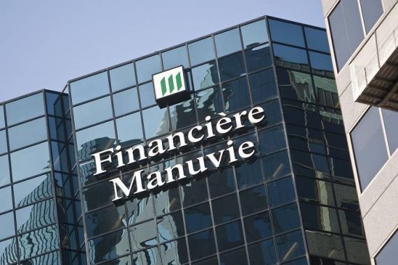 Le logo de Manuvie sur un immeuble de Montréal.