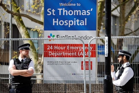 Une image d'un centre hospitalier à Londres gardé par des policiers