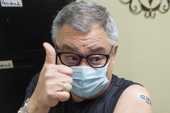 Horacio Arruda reçoit une dose de vaccin