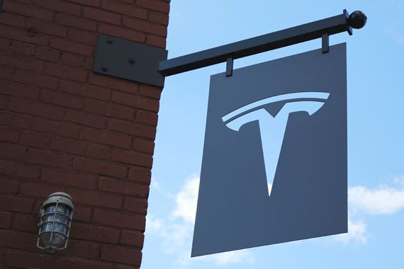 Une pancarte du sigle de Tesla