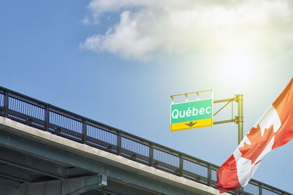 Une pancarte sur une route qui se dirige vers le Québec.