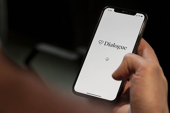 Un cellulaire avec le logo de Dialogue