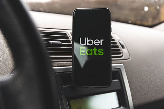 Une voiture Uber Eats.
