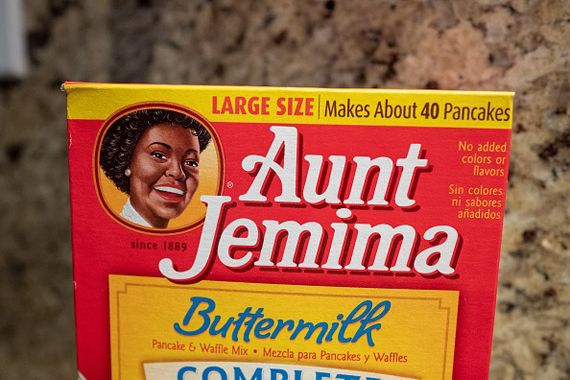 Une boîte de crêpes en poudre Aunt Jemima.