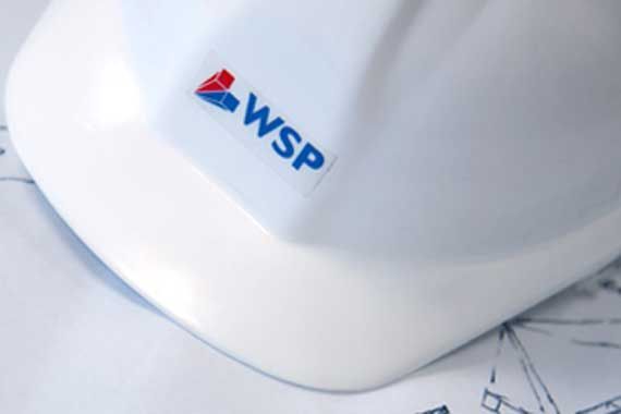 Un casque de construction sur lequel est écrit WSP