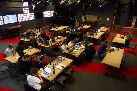 La salle où travaillaient plusieurs équipes ayant participé au hackathon de Radio-Canada.