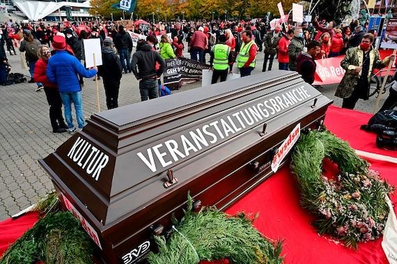 Un cercueil sur lequel il est inscrit «Kultur veranstaltungsbranche»