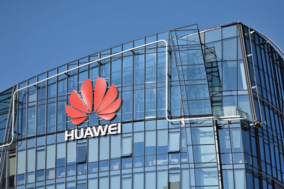 Le logo de Huawei sur un bâtiment en Lituanie.