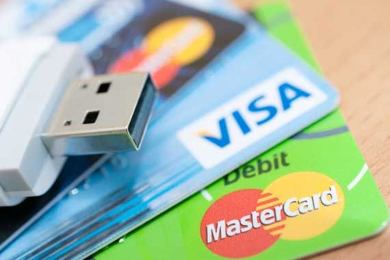 Des cartes de crédit Visa et Master Card.