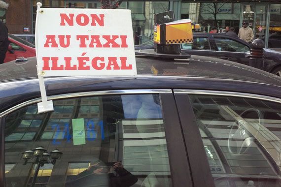 Un taxi montréalais arborant un fanion où il est écrit non au taxi illégal.