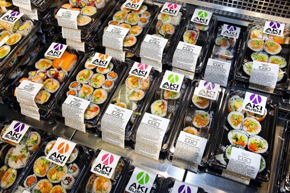 Des paquets de sushis dans un comptoir d'épicerie