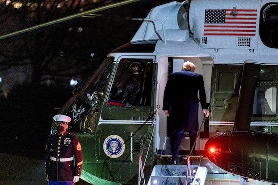 Le président américain sortant, Donald Trump, monte à bord de l'avion présidentiel, Air Force One.