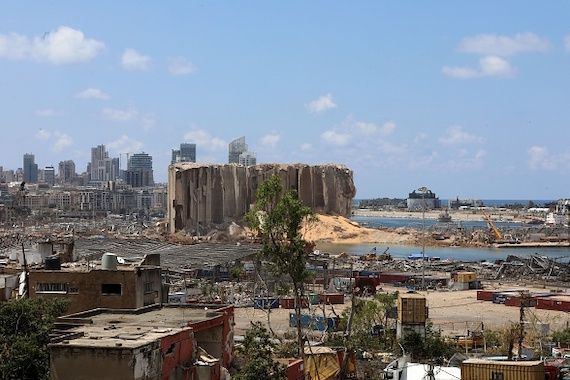 Le port de Beyrouth dévasté par deux déflagration la semaine dernière.